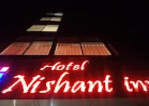 um sinal de néon numa estalagem de hotel em Hotel Nishant Inn - Chhattisgarh em Ambikāpur
