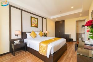 Postel nebo postele na pokoji v ubytování Hoang Minh Chau Ba Trieu Hotel