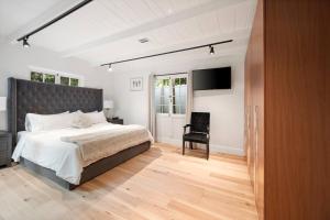Llit o llits en una habitació de Chic 3BR Oasis in Studio City:Toluca Lake Adjacent