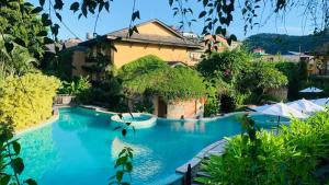 Der Swimmingpool an oder in der Nähe von Temple Tree Resort & Spa