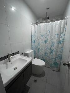 Ένα μπάνιο στο Canlubang Luxury Apartment