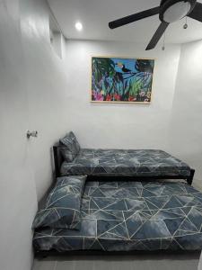 Ένα ή περισσότερα κρεβάτια σε δωμάτιο στο Canlubang Luxury Apartment