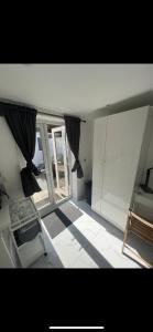 a room with a room with a bed and a window at Tranquil Escape in Tilehurst