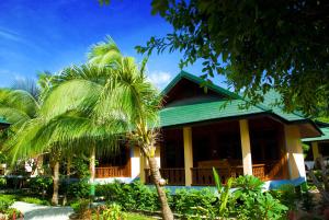 una casa con delle palme davanti di Dreamland Resort a Thong Nai Pan Yai