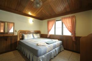 una camera da letto con un letto con soffitto in legno di Dreamland Resort a Thong Nai Pan Yai Altre 44 foto