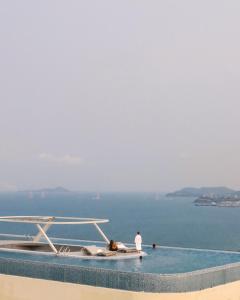芽莊的住宿－Grand Tourane Nha Trang Hotel，游泳池里水中的两个人