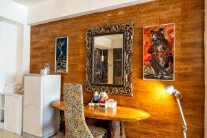 Ban Si Than的住宿－The White Rabbit Hostel，客房设有带桌子和镜子的木墙