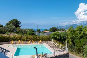 una piscina con tumbonas y una piscina con sauna en Magarella, en Villammare