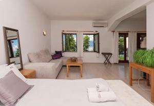 een woonkamer met 2 bedden en een bank bij Villa Klia in Ohrid