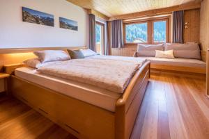 1 dormitorio con 1 cama grande en una cabaña en Ferienhaus Nairz Alpenrose, en Predoi