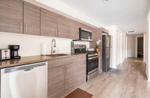 uma cozinha com armários de madeira e uma bancada em Cozy 2 brm apartment mins away from United Center em Chicago