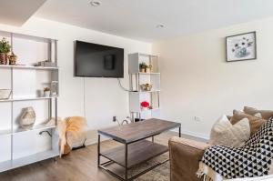 Cozy 2 brm apartment mins away from United Center TV 또는 엔터테인먼트 센터