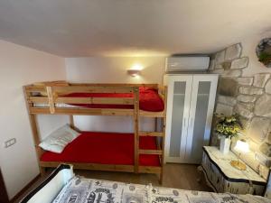 מיטה או מיטות קומותיים בחדר ב-Casa Samuela