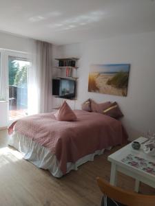 um quarto com uma cama grande e uma mesa em Appartementhaus Tannenhof - Wohnung 2 em Haidmühle