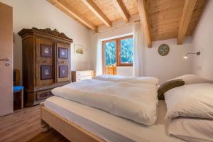 1 dormitorio con 2 camas y ventana en Ferienhaus Nairz Edelweiss, en Predoi