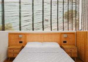 Schlafzimmer mit einem Bett und einem Fenster mit Wasser in der Unterkunft Elounda Gulf Sunrise Villa in Elounda