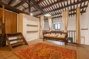 um quarto com um beliche e um tapete em Masia del siglo xvi em Vallbona
