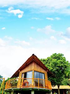 ein Haus mit Balkon darüber in der Unterkunft Little Bee in Luong Son