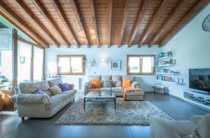 una sala de estar con 2 sofás y una alfombra en Oribarzar - Vivienda acogedora en plena naturaleza, en Aia