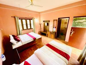 Hotel Tree Tops- A Serene Friendly Hotel in Sauraha客房内的一张或多张床位