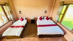 Hotel Tree Tops- A Serene Friendly Hotel in Sauraha客房内的一张或多张床位
