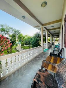Hotel Tree Tops- A Serene Friendly Hotel in Sauraha的阳台或露台