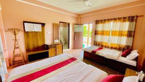 Hotel Tree Tops- A Serene Friendly Hotel in Sauraha客房内的一张或多张床位