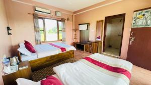 Hotel Tree Tops- A Serene Friendly Hotel in Sauraha客房内的一张或多张床位