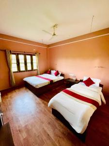 Hotel Tree Tops- A Serene Friendly Hotel in Sauraha客房内的一张或多张床位
