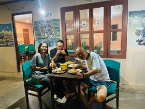 入住Hotel Tree Tops- A Serene Friendly Hotel in Sauraha的客人