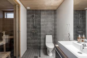 Koupelna v ubytování Kaunis huoneisto Jätkäsaaressa, iso parveke, sauna, ilmastointi, autohallipaikka