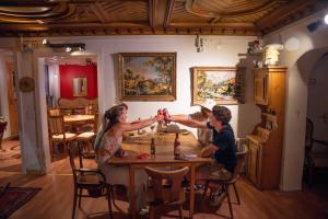 Ein Mann und eine Frau sitzen an einem Tisch in der Unterkunft Balmers Hostel in Interlaken