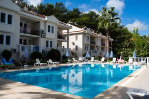 费特希耶Stylish 2BR Apartment in Ölüdeniz by the Forest with Pool的建筑物前有一个大型游泳池。