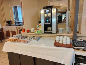 - un comptoir dans une cuisine avec de la nourriture dans l'établissement Hotel Au Val Doré, à La Bourboule