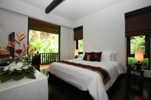 Un pat sau paturi într-o cameră la Numsai Khaosuay Resort