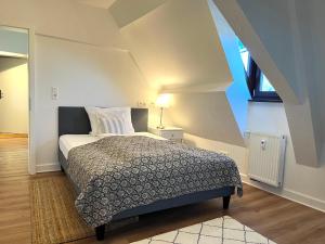 een slaapkamer met een bed op zolder bij Kleines, feines Apartment in historischer Burg in Schlitz in Schlitz