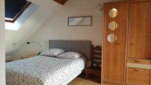 a bedroom with a bed and a wooden dresser at Grande maison 6 chambres indépendante avec jardin et terrasse in Lisses