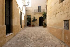 an alley in an old town with a building at Memoir Appartamento Lecce in Lecce