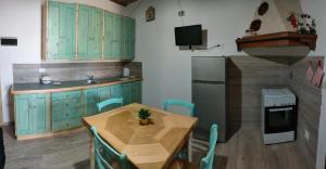 A kitchen or kitchenette at Perla marina