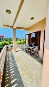 Hotel Tree Tops- A Serene Friendly Hotel in Sauraha的阳台或露台