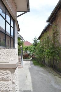 an empty alley next to a building at Piccola Italia Casa Racovita in Cluj-Napoca