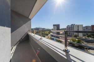En balkong eller terrasse på 77 views apartments by INSHI