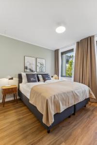 a bedroom with a large bed and a window at limehome Oberhausen Paul-Reusch-Str in Oberhausen
