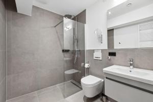y baño con ducha, aseo y lavamanos. en limehome Oberhausen Paul-Reusch-Str en Oberhausen