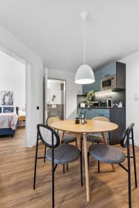 a dining room and kitchen with a table and chairs at limehome Oberhausen Paul-Reusch-Str in Oberhausen