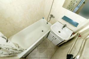 Un baño con lavabo, bañera e inodoro. en Kvartirkoff na Obolonskiy prospekt 31, en Kiev
