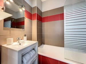 La salle de bains est pourvue d'un lavabo et d'une baignoire. dans l'établissement Joli et lumineux studio proche Paris, à Charenton-le-Pont