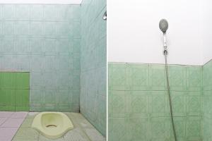 a bathroom with a toilet and a shower at SPOT ON 92373 Kristin Homestay 2 in Pati