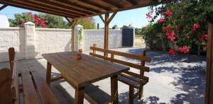 エル・パルマルにあるCasa Familiar 150 Metros de la Playa El Palmarの木製のピクニックテーブル、ベンチ付