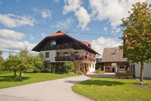 a large house with a balcony on the side of it at Ferienwohnung Sima in Velden am Wörthersee